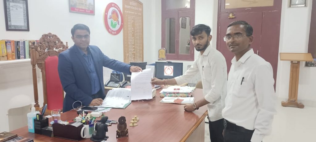 गांव में रोडवेज बस ठहराव की मांग को लेकर जिला कलेक्टर को दिया ज्ञापन ।