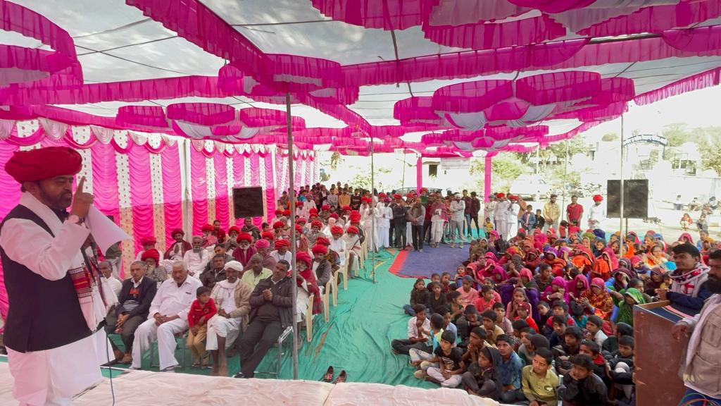 राडबर भागली व चोटिला भागली के विद्यालयों को क्रमोन्नत करवाने पर ग्रामीणों ने किया विधायक का अभिनंदन ।