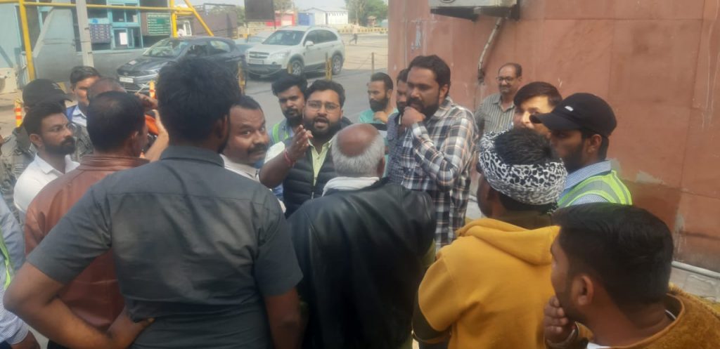 शिवसेना बैठक में स्थानीय ग्रामीणों के लिए टोल मुफ्त करने की मांग ।