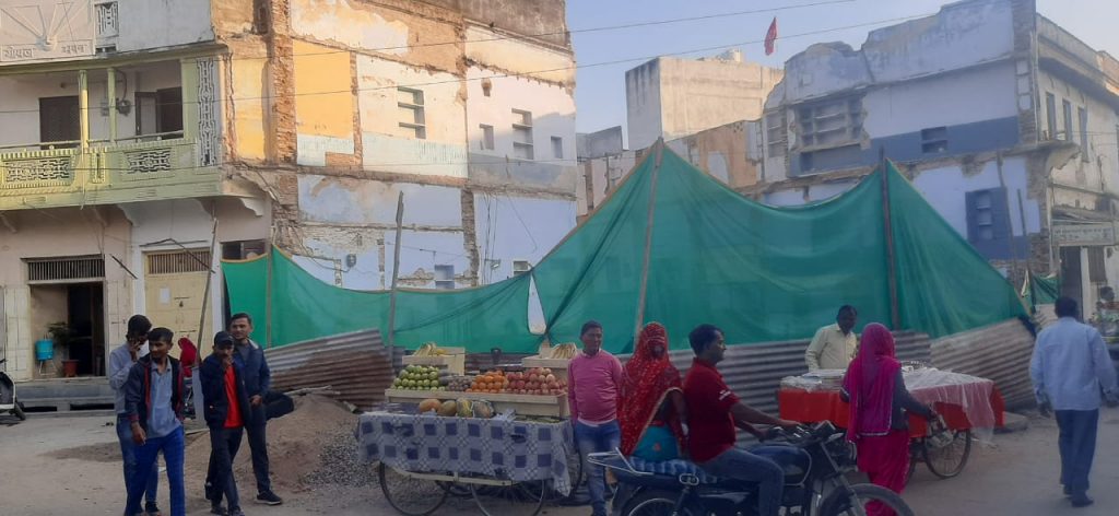 आयुक्त व सभापति की नजरों के सामने हो रहा नियमो के विपरीत अनाधिकृत निर्माण कार्य ।
