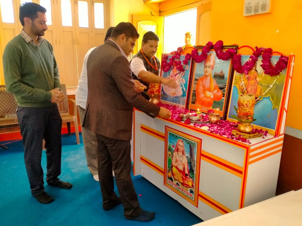 नेहरू युवा केन्द्र ने किया आदर्श विद्या मंदिर में रास्ट्रीय युवा दिवस का आयोजन।