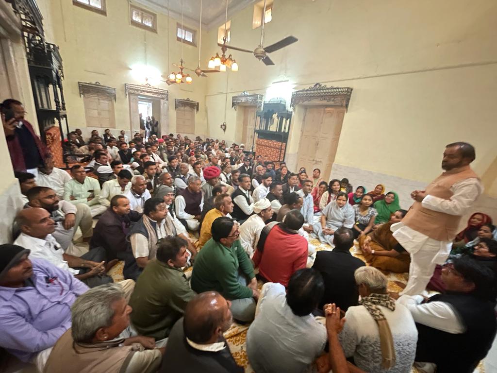 मुख्यमंत्री सलाहकार लोढा ने कहा पहले बजरी के भाव ठीक करे, दिन में बिजली आपूर्ति दो ।