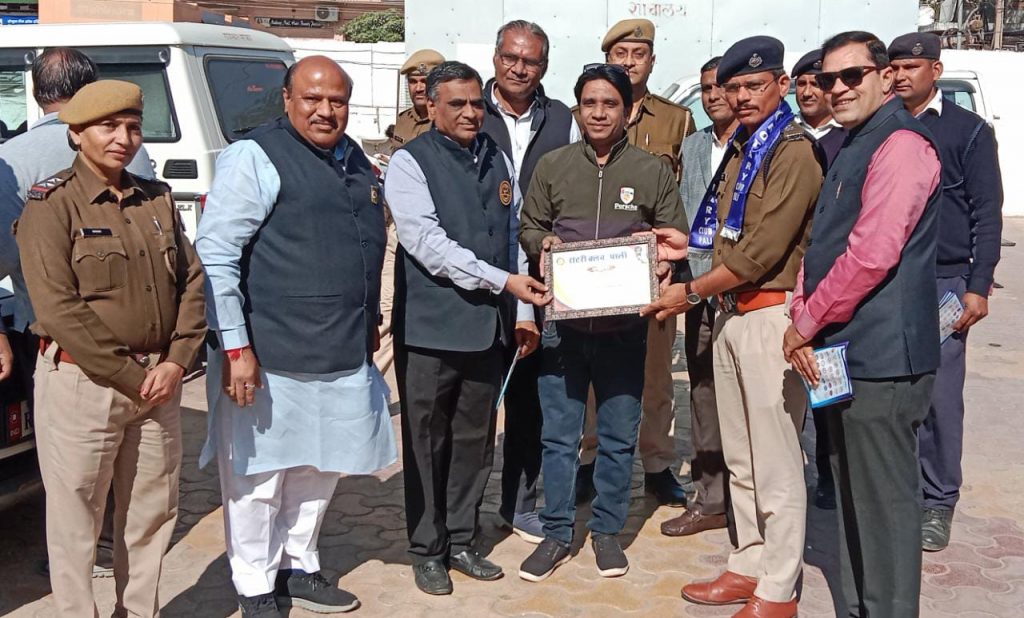 महिला हितों के कार्य व समाज सेवा हेतु रोटरी क्लब पाली ने समाजसेवी कुलदीप पंवार का किया सम्मान ।