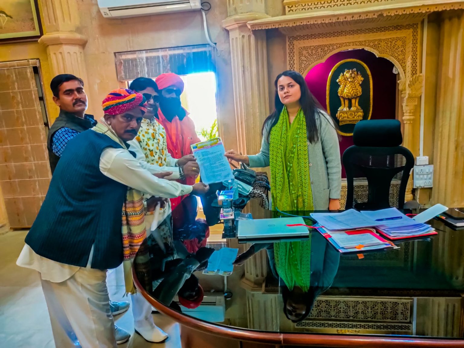 गजेंद्र सिंह मण्डली के नेतृत्व में जैसलमेर जिले के कलाकारों ने मांगी पेंशन व सौंपा ज्ञापन।