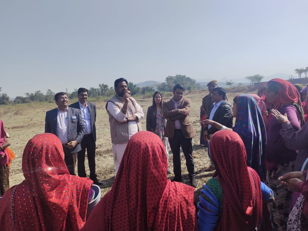 जिला प्रभारी मंत्री महेन्द्र चौधरी ने पिंडवाड़ा में शहरी रोजगार गारंटी योजना के कार्य लालराई नाड़ी का अवलोकन ।