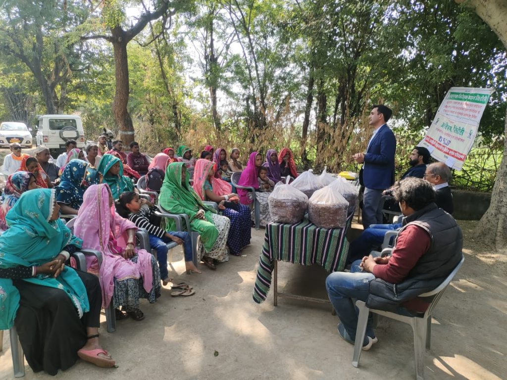 आबुरोड क्षेत्र से सठे कुई मे कृषक उत्पादक समुह मशरुम बैग का वितरण ।