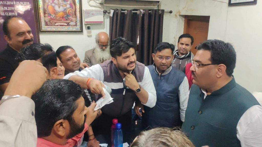 राष्ट्र के गौरव तिरंगे के अपमान पर भाजपा ने आक्रोश जताया ।