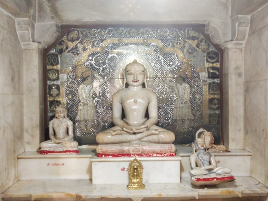 जैन मंदिर में दुर्लभ प्राचीन मूर्तिया असामाजिक तत्वों द्वारा की खंडित, जैन समाज सिरोही में गहरा आक्रोश।