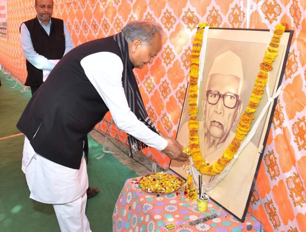 मुख्यमंत्री ने गांधीवादी विचारक गोकुल भाई भट्ट को दी पुष्पांजलि ।