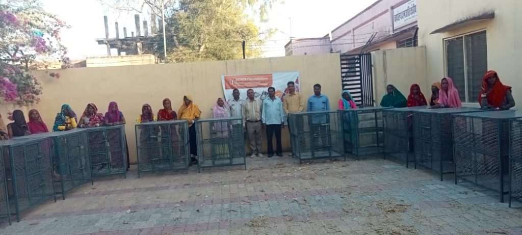आईसीआईसीआई फाउंडेशन के द्वारा मुर्गी पालन को बढावा देने के लिए मुर्गी घर वितरण कार्यक्रम का आयोजन ।