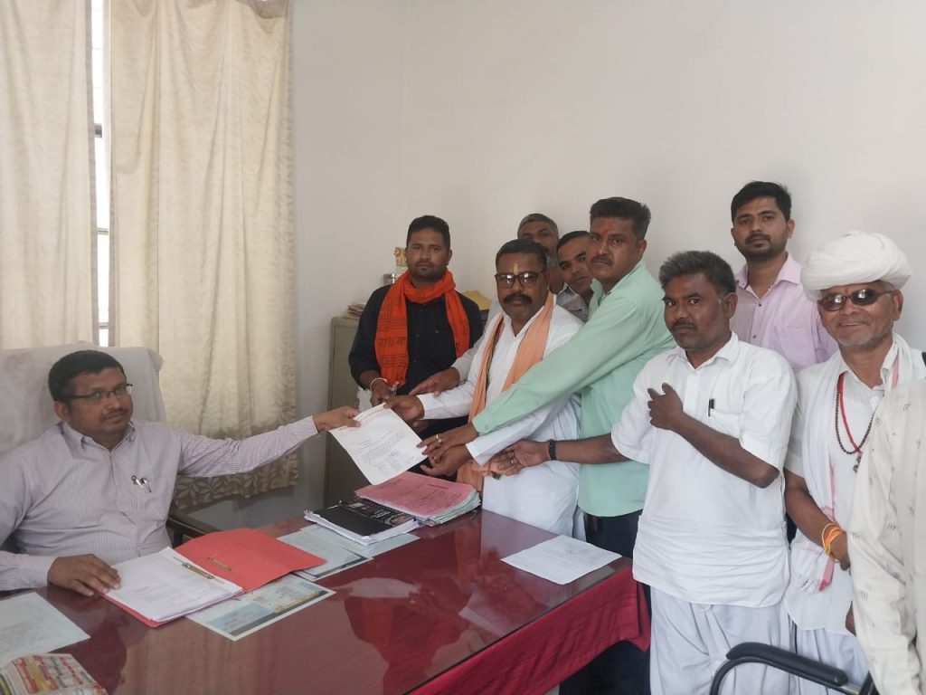 झाडोली सिवेरा मालनु रोड को मरम्मत कार्य कर नवीनीकरण करने की मांग हेतु उपखण्ड अधिकारी को ज्ञापन सौपा।