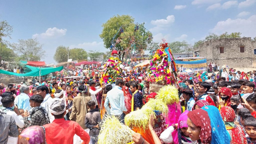 सियावा गणगौर मेले में स्थानीय -आदिवासी लोक संस्कृति के गीत गानो पर हजारों हाथ उठे एक साथ ।
