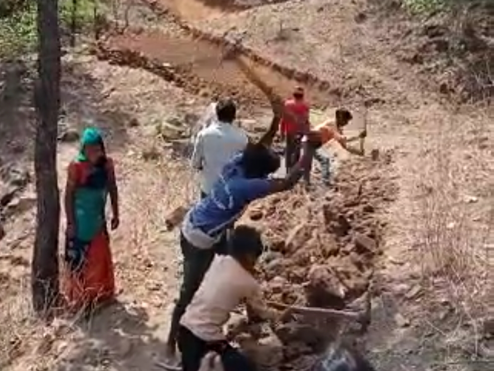 अपनी ढाणी मे सड़क नहीं होने पर खुद जूटे अपने दम पर सड़क बनाने, दिन रात बहा रहे है पसीना ।