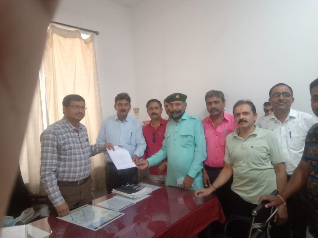 पिण्डवाडा में क्षात्र पुरुषार्थ फाउन्डेशन के तत्वावधान में उपखण्ड अधिकारी महोदय को दिया ज्ञापन ।