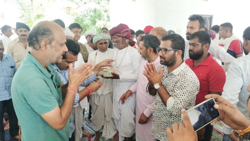 सिन्दरथः खेतलाजी में करंट से हुई मौत,मृतक के परिजनों को ट्रस्ट ने दी आर्थिक सहायता ।