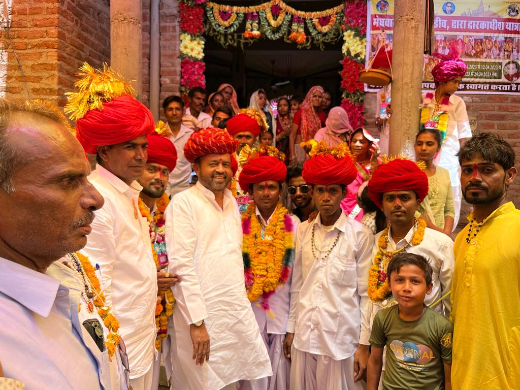 लोढ़ा ने द्वारकाधीश दर्शन कर लौटे ग्रामीणों का किया स्वागत ।