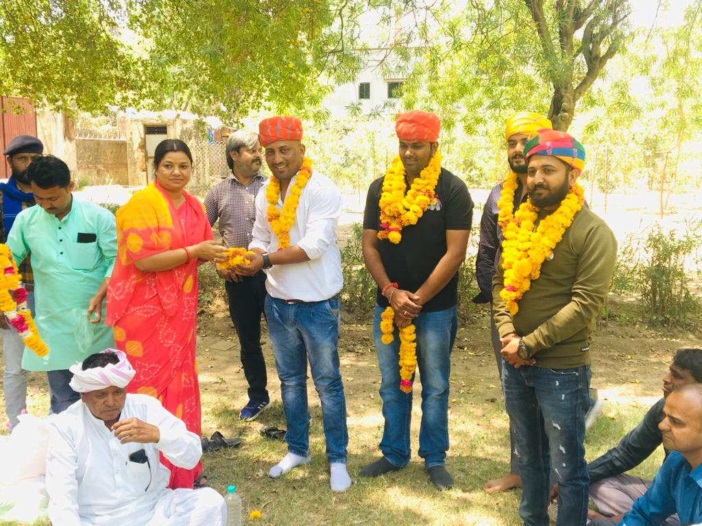 उपाध्यक्ष पद पर निर्वाचित होने पर माला एवं साफा पहनाकर शुभकामनाएं दी ।