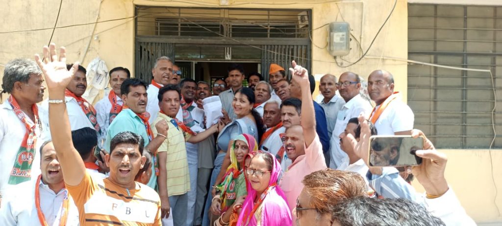 पिंडवाड़ा – बिजली-पानी का संकट झेल रही प्रदेश की जनता के हित में उपखण्ड कार्यालय पर प्रदर्शन किया ।