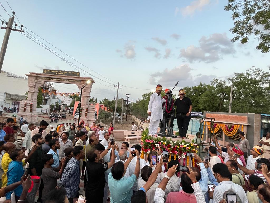 बरलुट – 50 लाख की लागत से निर्मित्त महाराणा प्रताप सर्किल व गौरा नारायण मंदिर के मुख्य प्रवेश द्वार का हुआ लोकार्पण ।