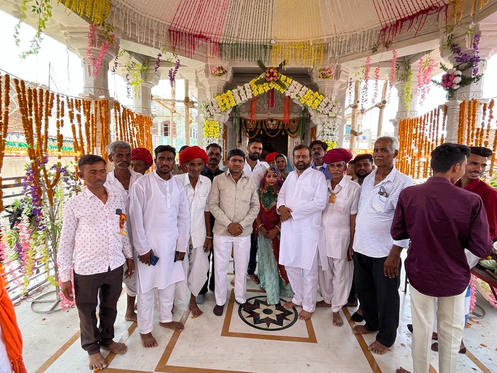 पालडी एम गांव में धूमधाम के साथ संपन हुई बाबा रामदेवजी मंदिर की प्रतिष्ठा, हैलीकॉप्टर से की गई पुष्प वर्षा