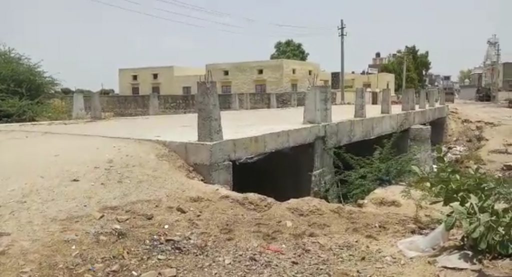 वराडा/ सिरोही – एक साल बीत जाने के बाद भी पूरा नहीं हुआ पुलिया कार्य , जिम्मेदारों से जवाब मांग रहे सवाल ।