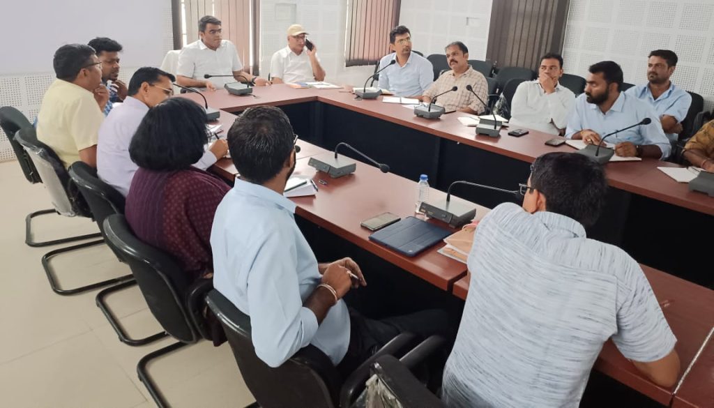 SIROHI : जिला कलक्टर ने शहरी व ग्रामीण ओलपिंक खेल, अन्नपूर्णा फुड पैकेट वितरण योजना एवं मुख्यमंत्री डिजीटल सेवा योजना के कार्यक्रमों के संबंध में समीक्षात्मक बैठक ली