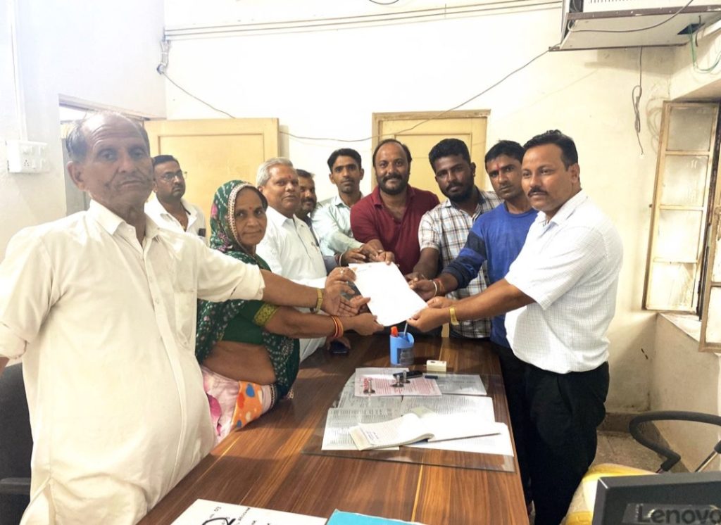 PINDWARA : अनिश्चित बिजली कटौती करने के मामले को लेकर बिजली विभाग के सहायक अभियन्ता को ज्ञापन दिया ।