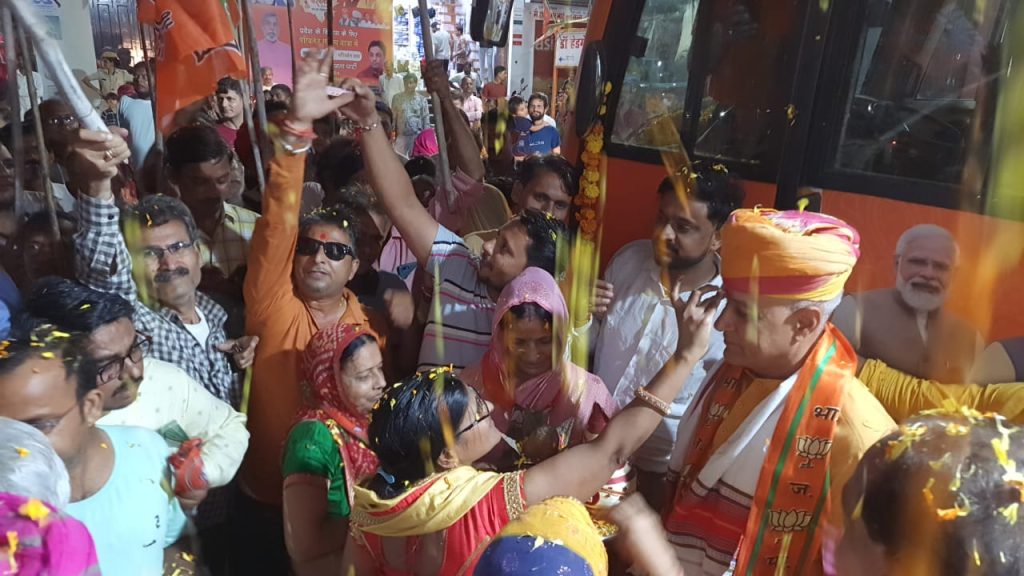 पिंडवाड़ा : परिवर्तन संकल्प यात्रा का पिण्डवाड़ा के मुख्य बाजार मे भाजपा नगर मंडल द्वारा भव्य स्वागत ।