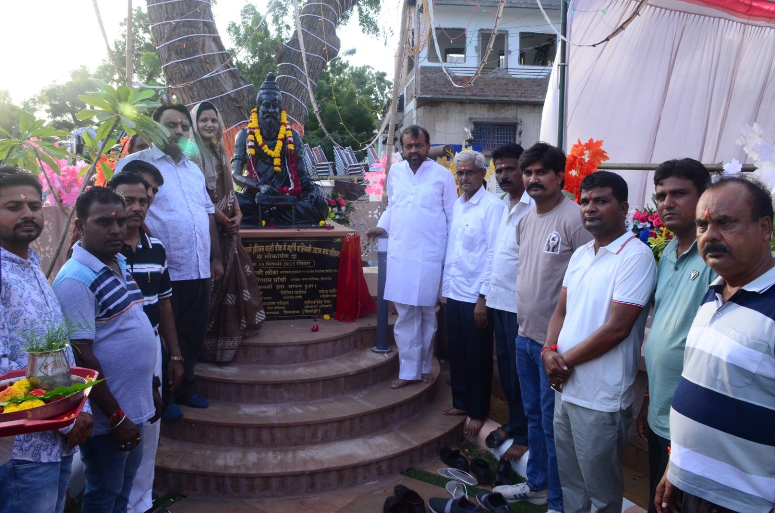 शिवगंज: नगर पालिका प्रशासन की ओर से दादावाडी के सामने निर्मित करवाए गए रामायण के रचियता महर्षि वाल्मिकी उद्यान व वाल्मिकीजी की प्रतिमा का विधायक ने किया लोकार्पण