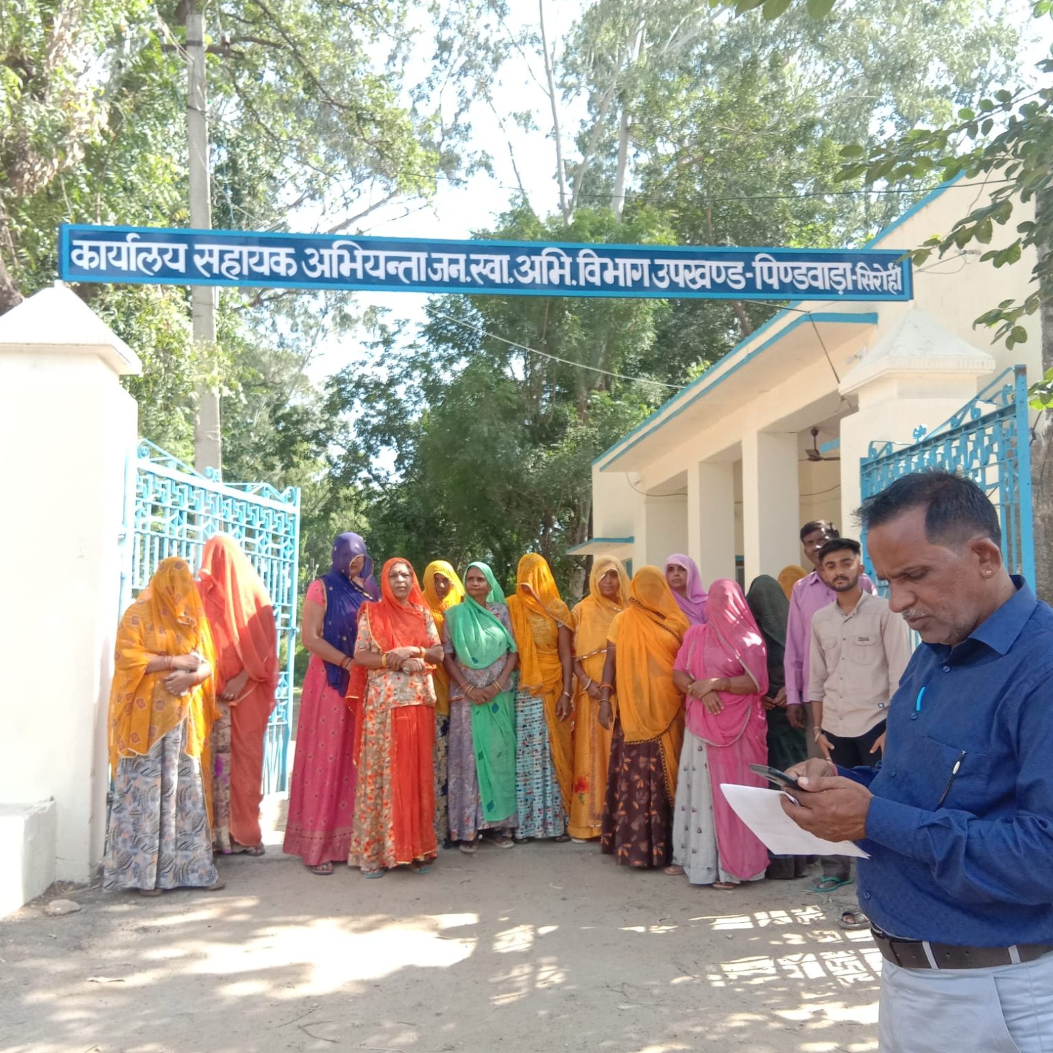 झाड़ोली / पिंडवाड़ा : पेयजल समस्या को लेकर नई झाडोली के वाशिंदों ने सौंपा ज्ञापन