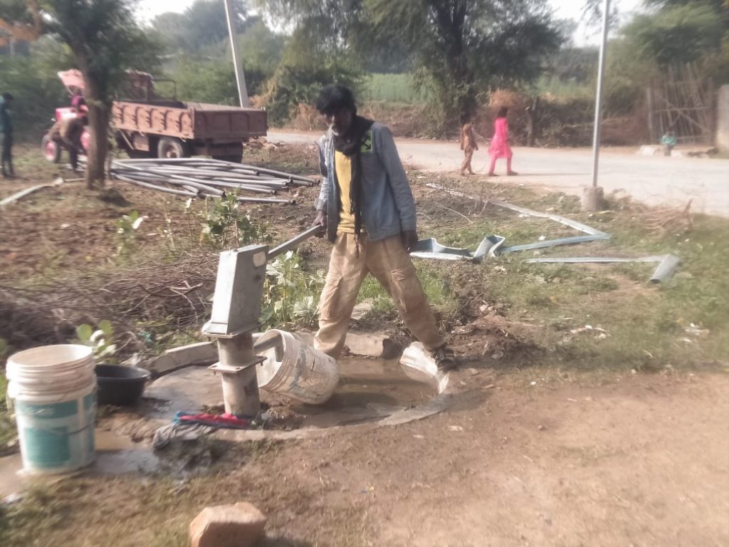 उमरणी / आबूरोड : धंसा हेडपंप, एकमात्र पेयजल स्रोत हैंडपंप ,कैसे भरे लोग पेयजल ।