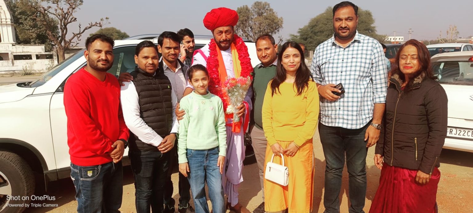 सिरोही : नवनिर्वाचित राज्य मंत्री ओटाराम देवासी का हाईवे होटल दिल्ली 6 पर माला व साफा पहनाकर अभिनंदन किया ।