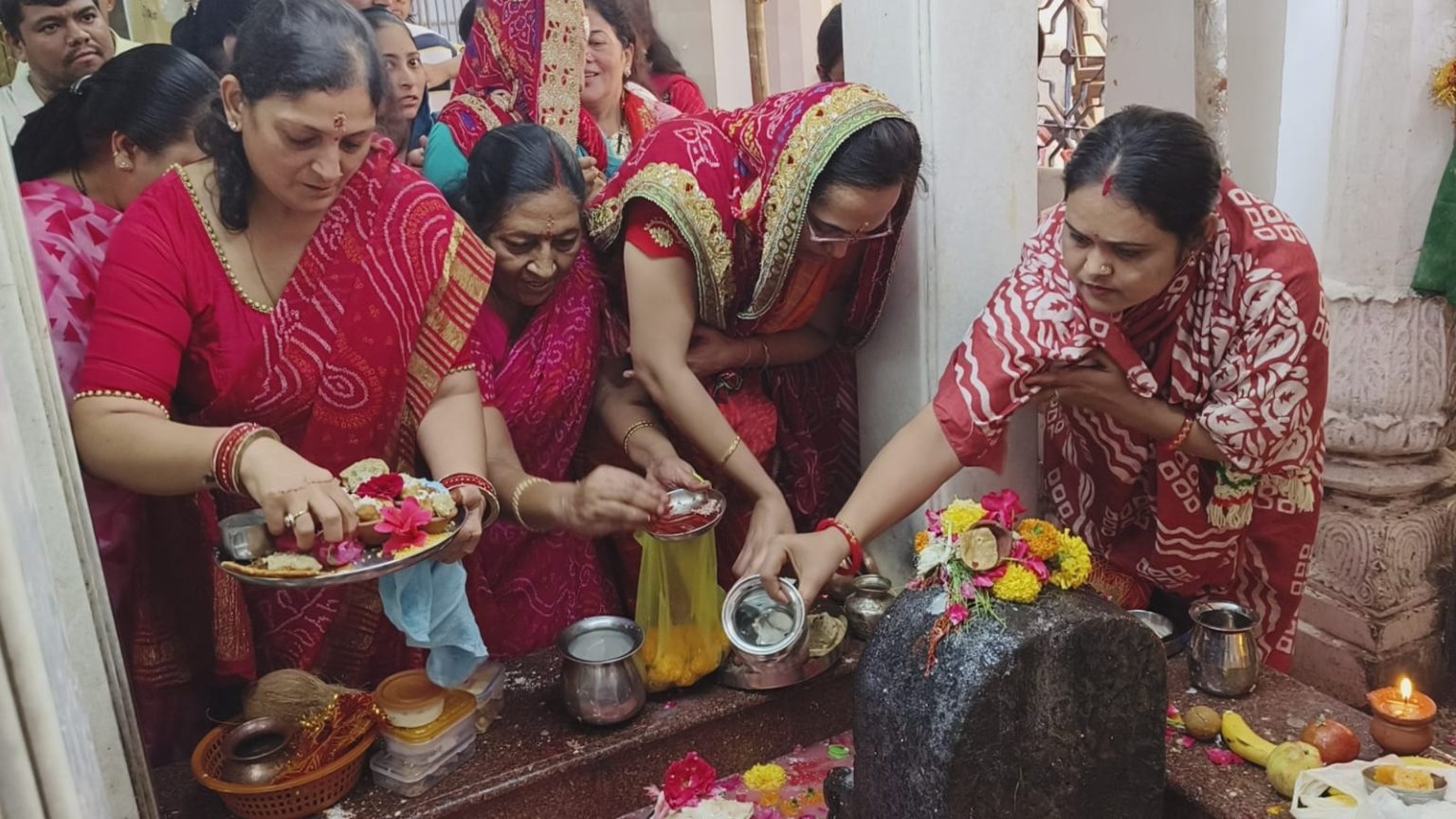 शीतला सप्तमी क़ो महिलाओ ने बासियोडा का भोग लगा कथा का श्रवण किया.