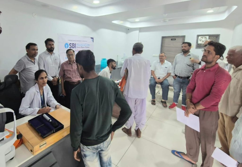 निःशुल्क शिविर में 115 रोगियों की नेत्र जाँच व 21 मोतियाबिंद ऑपरेशन के लिये चयन किये।