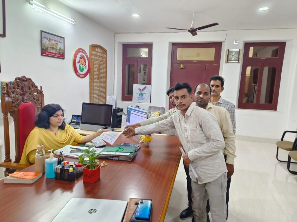 सिरोही : युवाओं ने जिला कलेक्टर को सौंपा ज्ञापन,युवा मित्रों को वापस काम पर लगाने की मांग