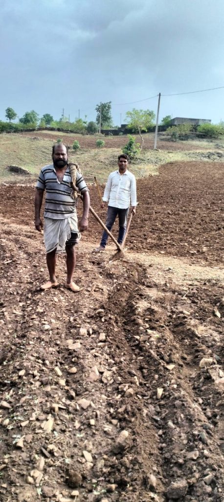 मानसून आगमन पर कोल्हू का बैल बनकर जुताई में जुटा उपली बोर का भूमिपुत्र।