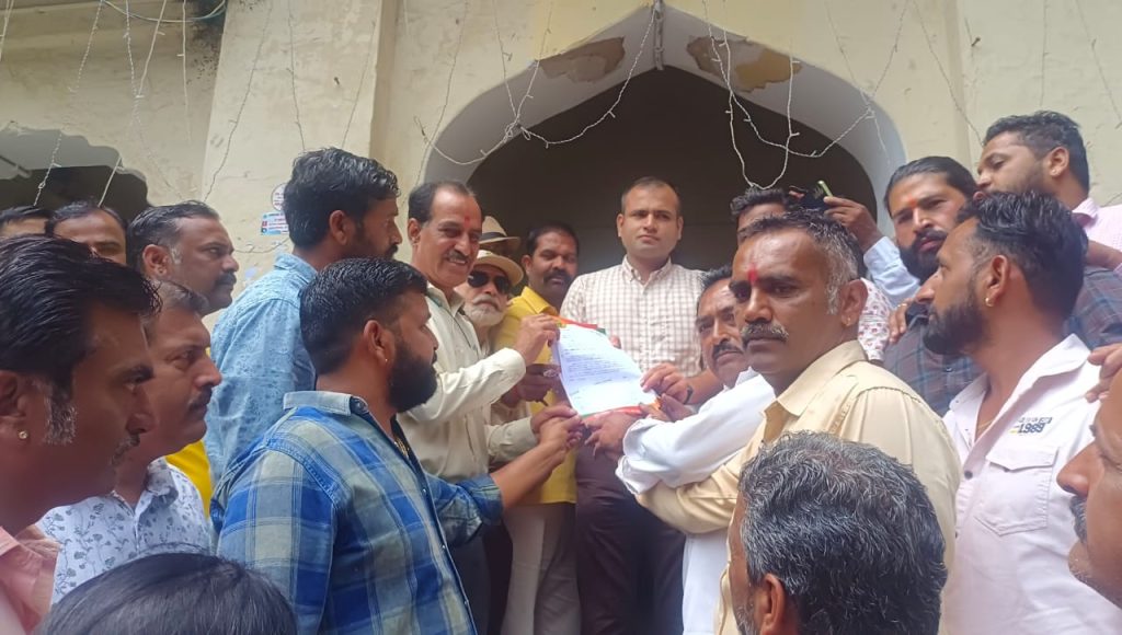 झूठी शिकायत को लेकर आमजन का फूटा आक्रोश,राष्ट्रपति के नाम उपखंड अधिकारी को दिया ज्ञापन ।