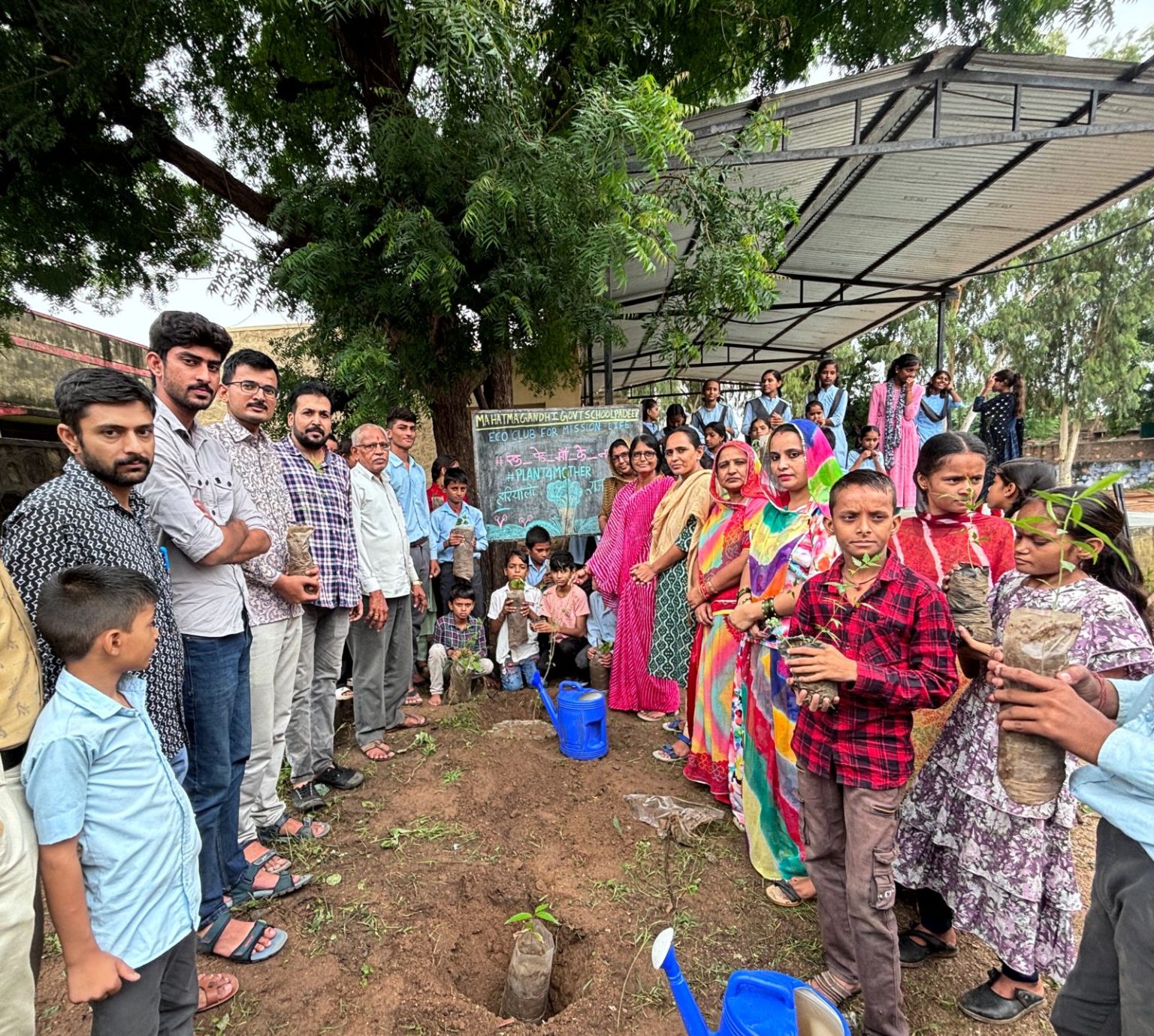 एक पेड़ माँ के नाम महात्मा गाँधी राजकीय विद्यालय पाडीव मे पौधारोपण कर सरक्षण का लिया संकल्प