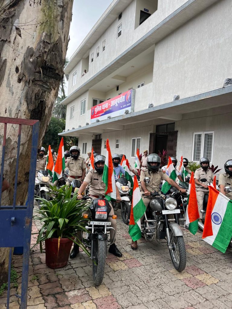 जिला पुलिस अधीक्षक सिरोही के निर्देशानुसार पुलिस थाना आबू पर्वत के जवानों ने एक बाइक रैली का आयोजन किया ।