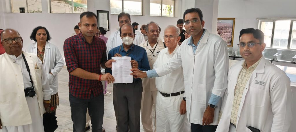 कलकत्ता में महिला डॉक्टर के साथ बलात्कार और हत्या के विरोध में प्रदर्शन कर आक्रोश दर्ज कराया