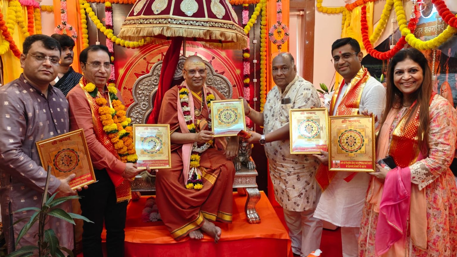 शंकराचार्य के दर्शनार्थ पहुँचे सांसद अरविंद सावंत व मनसे नेता बाला नांदगावकर