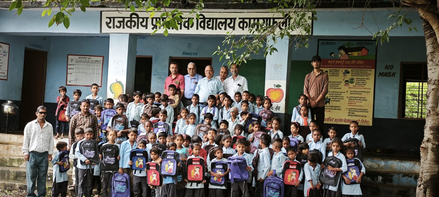 मानव सेवा, समिति, आबूरोड की ओर से पाठ्य सामग्री वितरित की गई।
