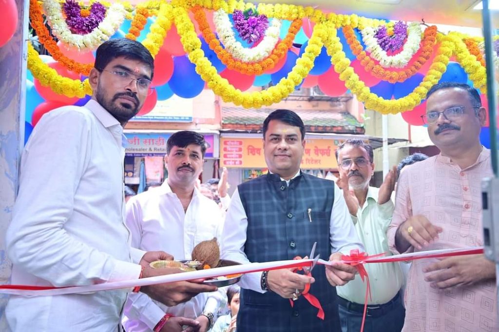 श्रीं रामदेव जवेलर्स का उद्घाटन पूर्व जिलाध्यक्ष व्यास के हाथो हुआ