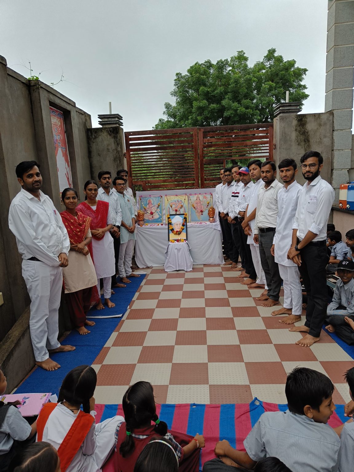 आदर्श विद्या मंदिर नांदिया में शिक्षक दिवस मनाया गया ।
