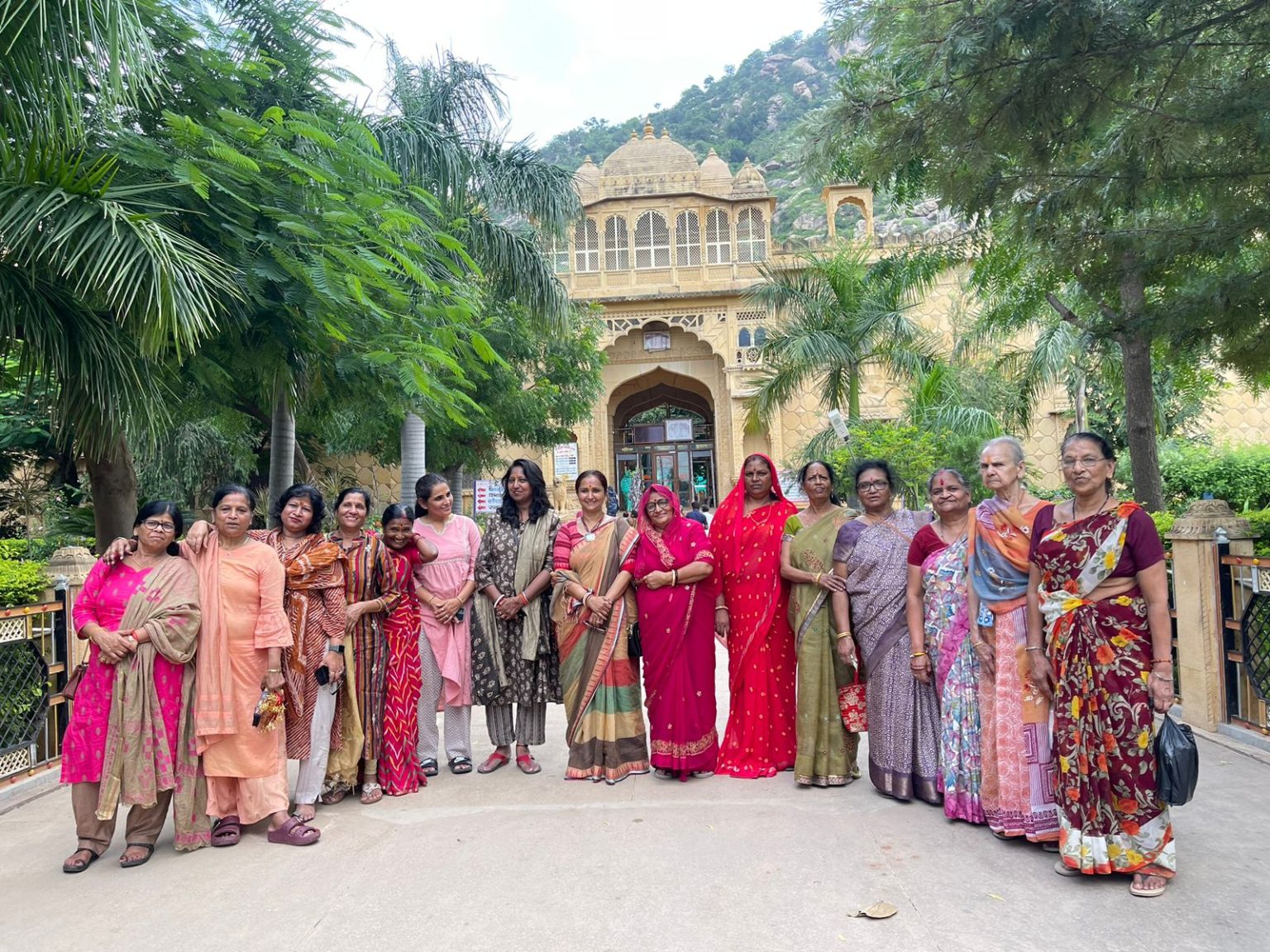 नारी उत्कर्ष संस्था द्वारा सुंधा माता और नन्द गाँव के दर्शन का आयोजन ।
