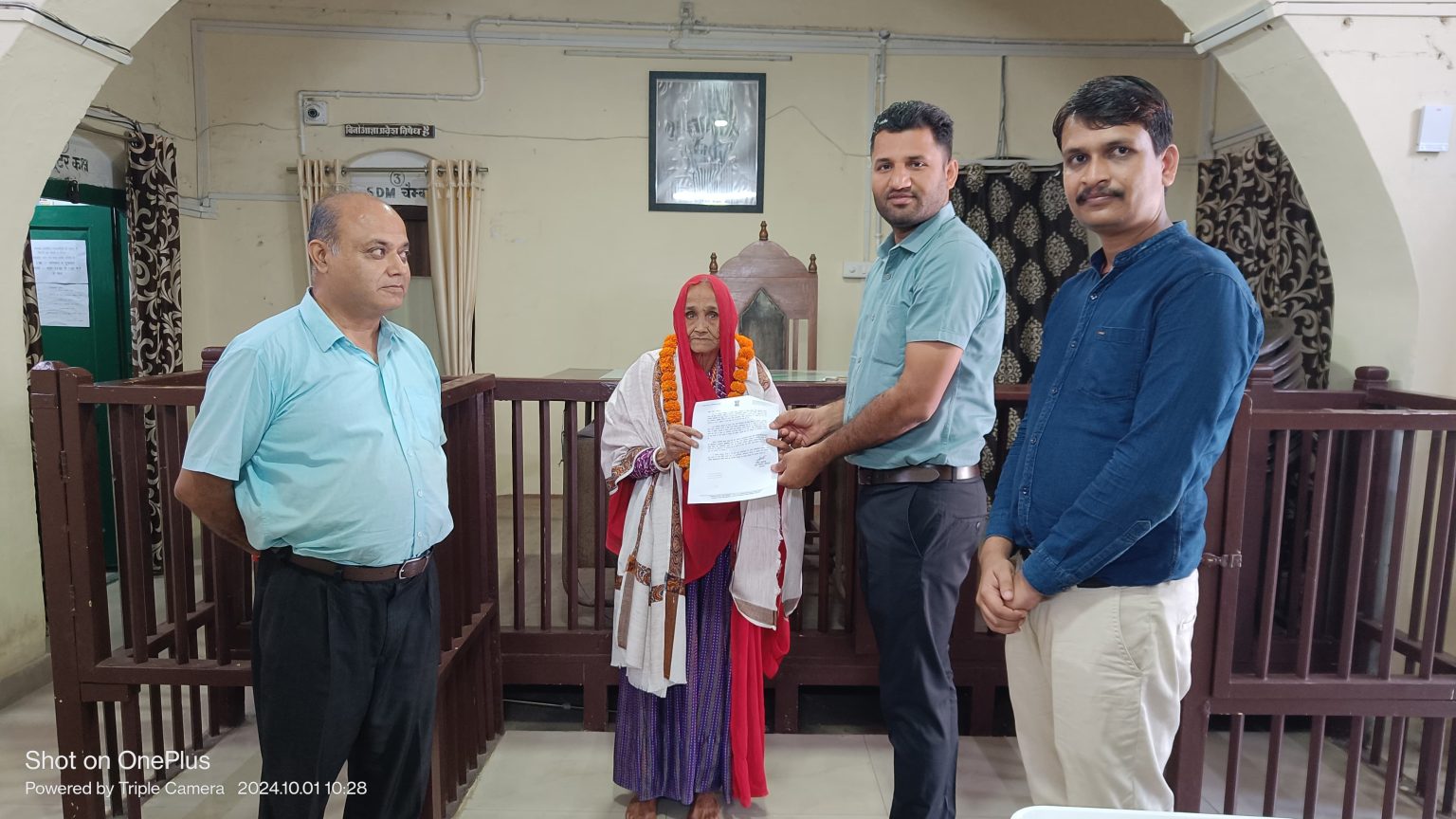 सतायु 100 वर्ष से अधिक आयु के मतदाताओं को पुष्प माला, सम्मान पत्र देकर सम्मानित किया ।