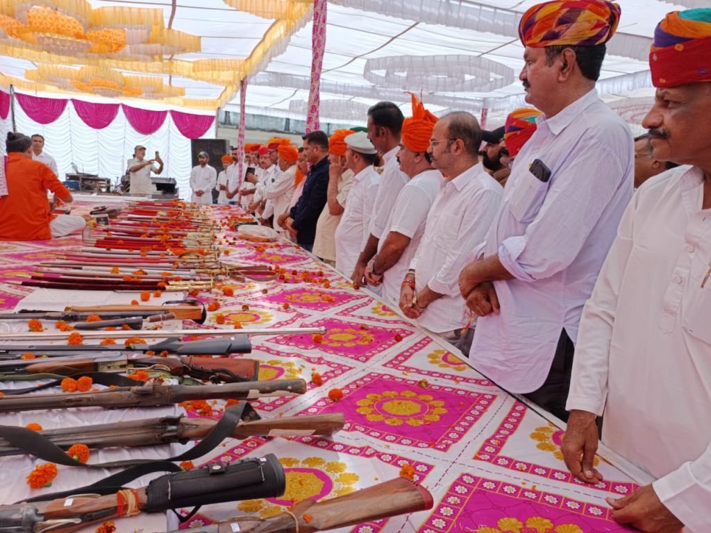 बाली के उम्मेद राजपूत छात्रावास में शस्त्र पूजन का आयोजन धूमधाम से किया गया।