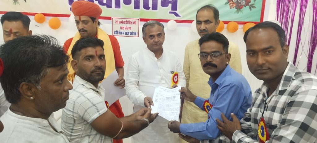 जनता जल योजना पंप ऑपरेटरो ने जिला प्रमुख को मंत्री जी के नाम सौंपा ज्ञापन ।