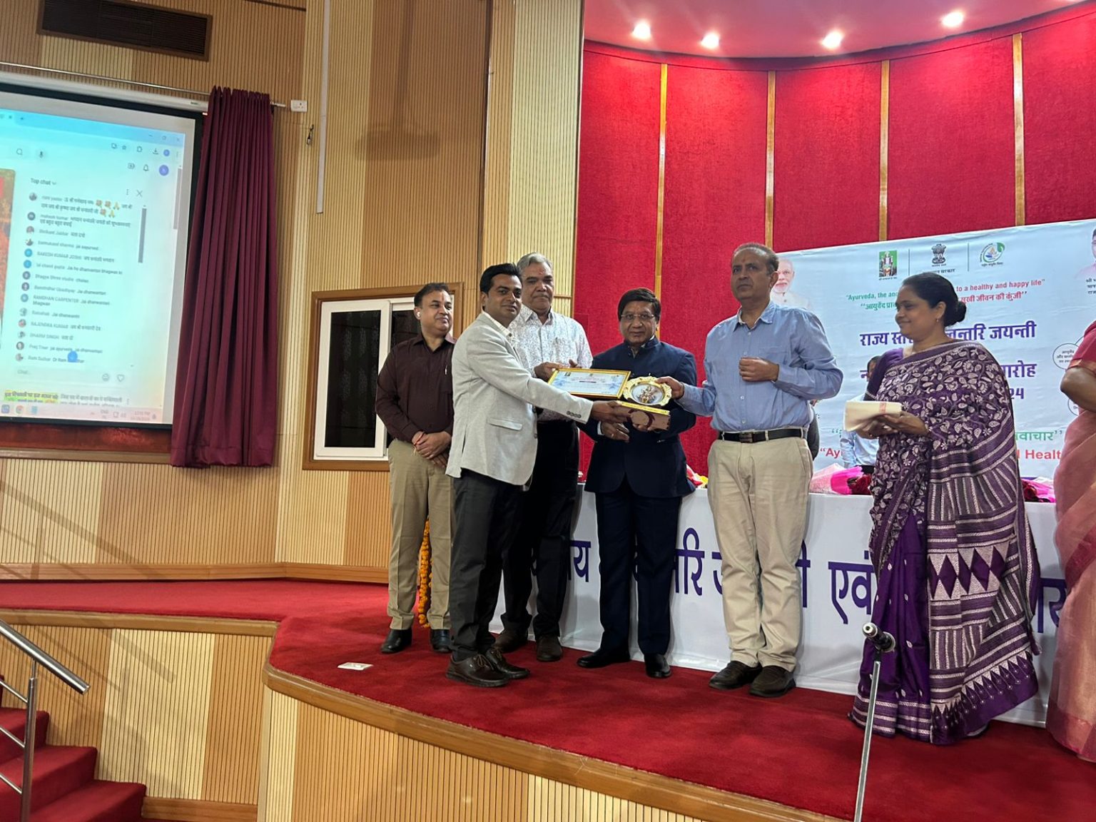 राजकीय आयुर्वेद चिकित्सालय आबू पर्वत प्रभारी डॉक्टर कांतिलाल माली को सम्मानित ।
