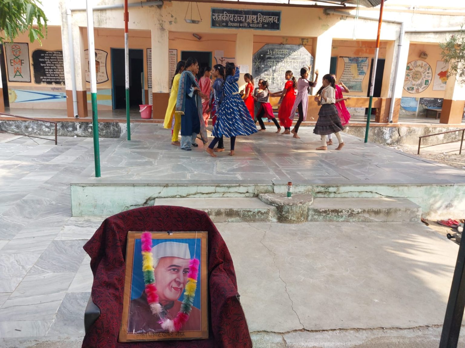 एमबी स्कूल में बाल दिवस मनाया गया।